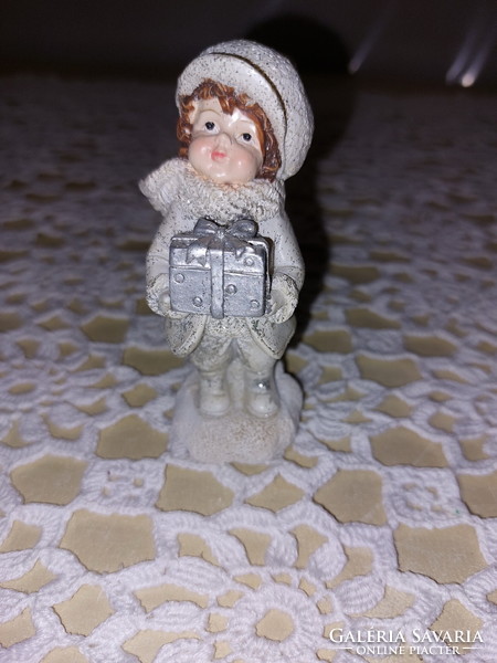 Kislány figura ajándékkal, téli, karácsonyi