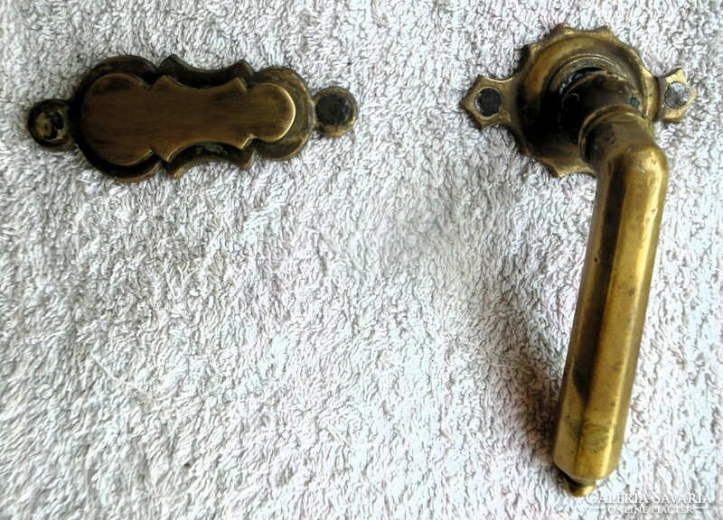 Antik kilincs garnitúra, rozettával, kulcslyuktakaróval, 2 pár