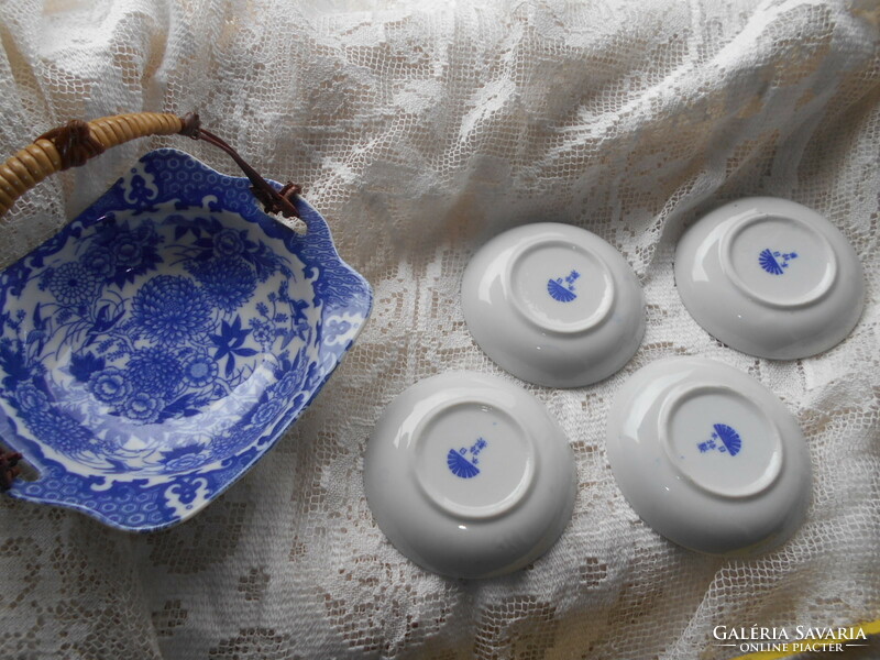 5 pieces of porcelain with an oriental pattern.--Basket + 4 bowls