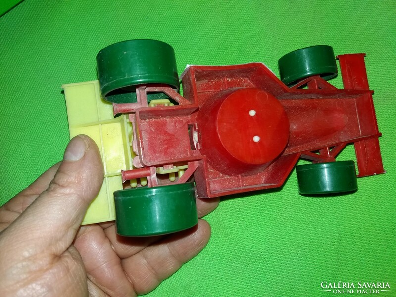 Retro trafikáru bazáráru F 1 műanyagautó piros - sárga CASTROL 17 cm a képek szerint