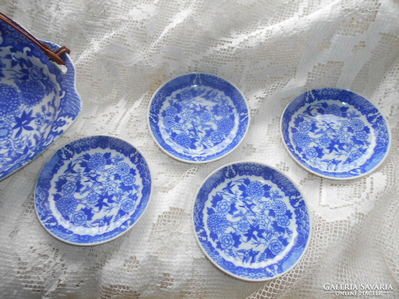 5 pieces of porcelain with an oriental pattern.--Basket + 4 bowls