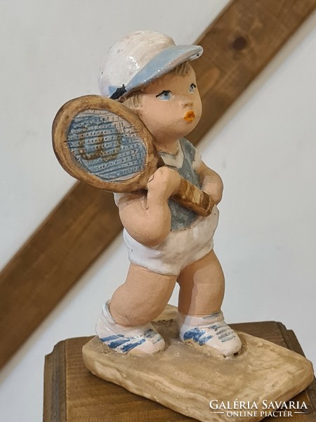 Molnár-Marton kerámia: Teniszező fiú