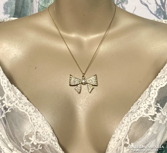 Régi Masni medálos fém vintage nyaklánc, az ékszer 1980-as évekből származik, strasszos masni medál