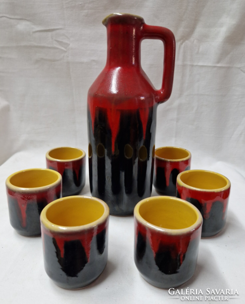 Jelzett iparművészeti narancssárga-fekete mázas kerámia kiöntő hat pohárral hibátlan állapotban