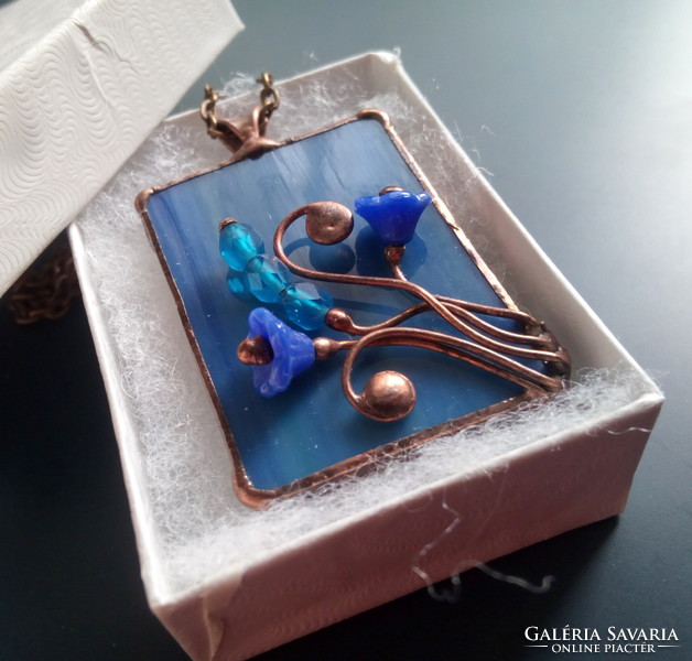 Különleges kézműves üvegékszer medál kék üvegből és gyöngyökből