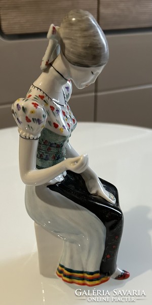 Hollóházi porcelán Népviseletes hímző nő figura
