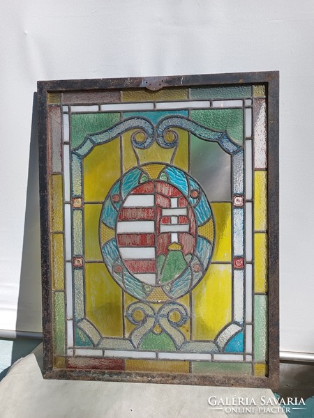 19 Sz Kossuth címeres, ólomüveg ablak.