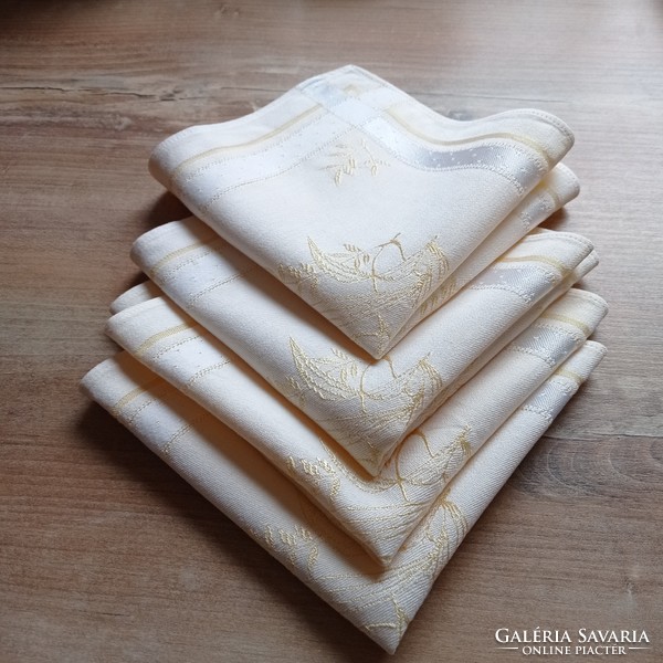 4 cream-colored damask napkins, with a yellow pattern, 30 x 31 cm