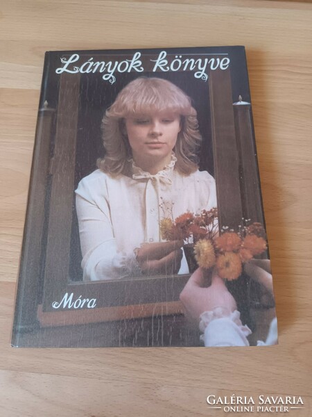 Lányok könyve - Móra Ferenc Ifjúsági Könyvkiadó - 1982