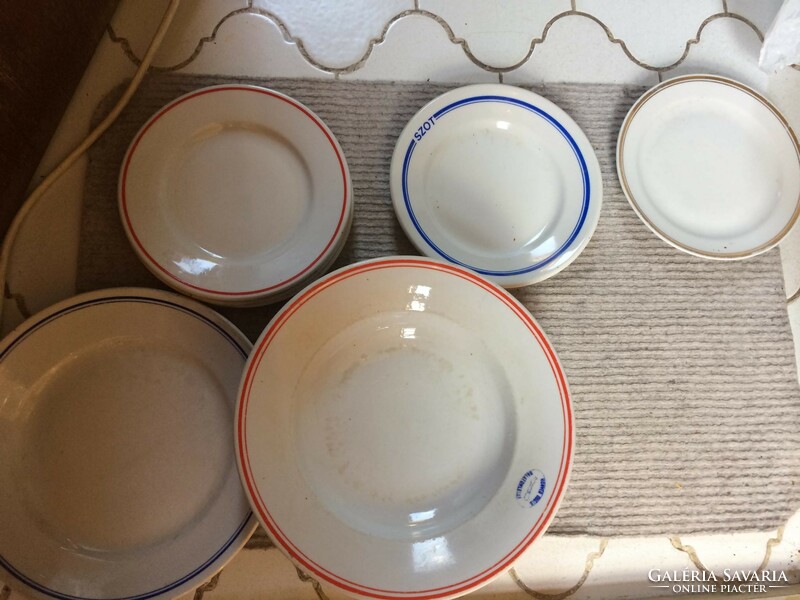 12 db Zsolnay porcelán tányér Balatonlelle Honvéd üdülő feliratú is készlet darabok