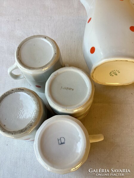 Hollóháza polka dot jug with four mugs.