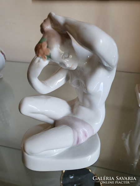 Női szobor Aquincumi porcelán