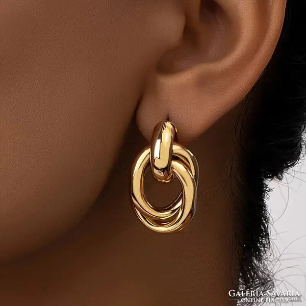 Elegant golden earrings