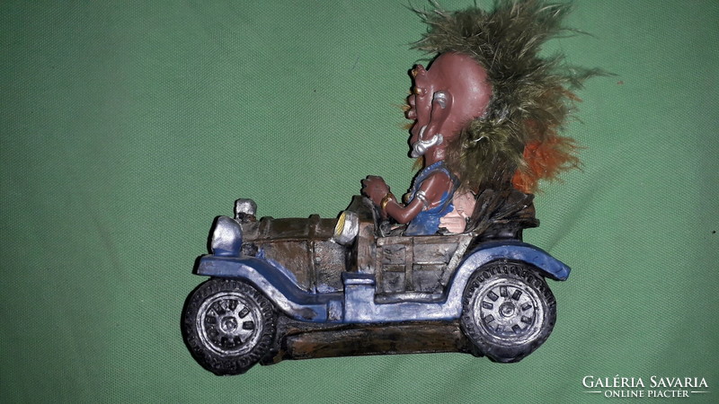 Retro mókás humoros,festett figura PUNKOK Oldsmobillal könyvtámasz 14 x 16 x 8 cm a képek szerint