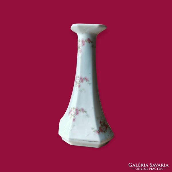Porcelán virágmotívumokkal díszített gyertyatartó