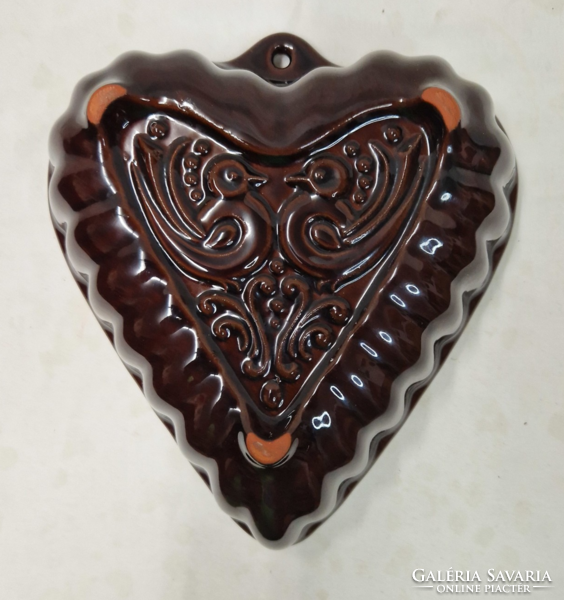 Glazed heart-shaped ceramic baking dish decorated with a bird motif, in perfect condition, 21 cm.