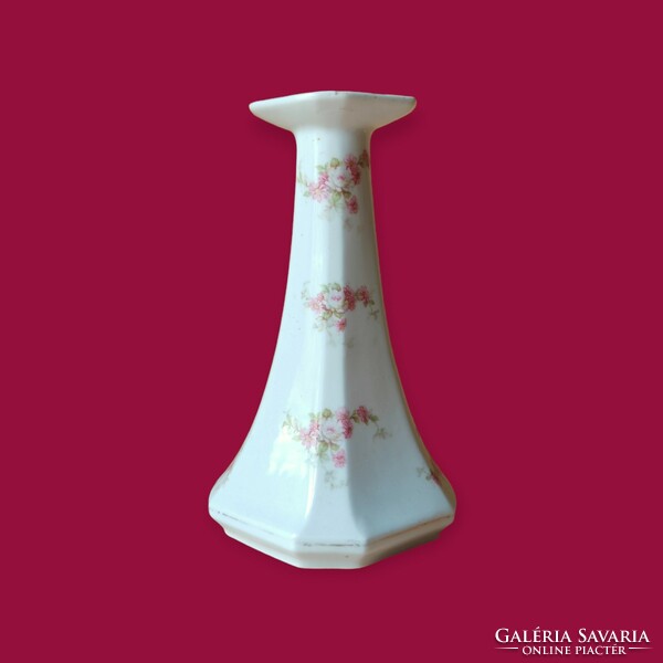 Porcelán virágmotívumokkal díszített gyertyatartó