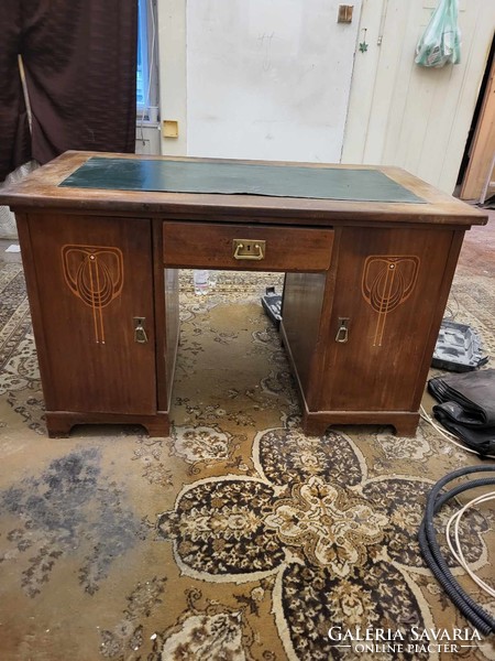 Intarziás régi íróasztal