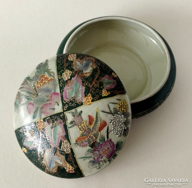 Beautiful old oriental porcelain bonbonier, jewelry holder