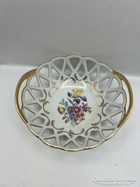 Német porcelán, kerek áttört forma, virágmintás és aranyozott díszítéssel. 16 cm.4995