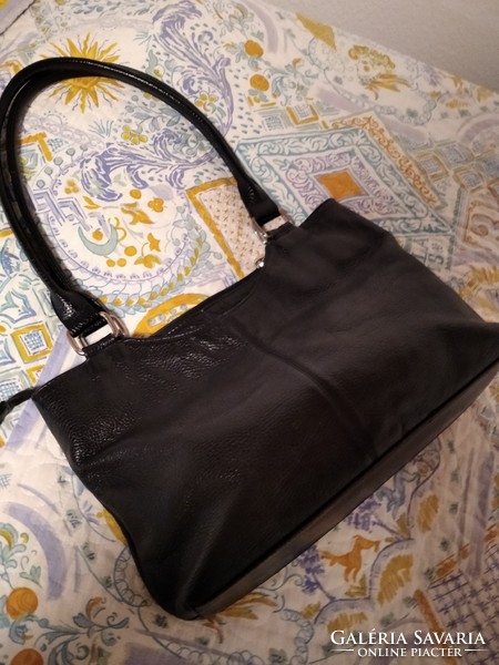 Black women's leather bag in good condition, easy to pack