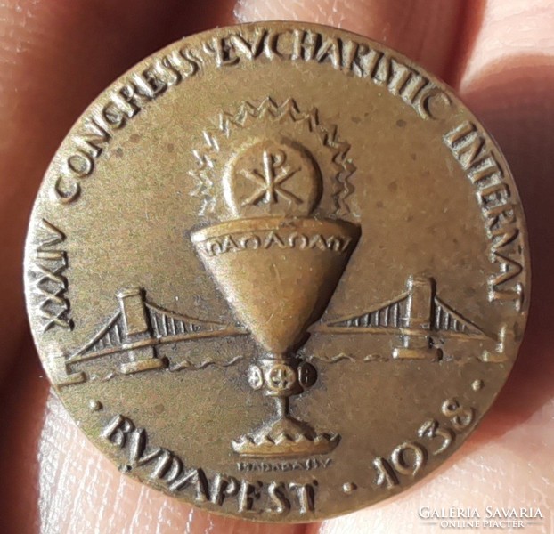 1938. "XXXIV. Nemzetközi Eucharisztikus Kongresszus Budapest" 2db fém jelvény, . 22,5 mm .