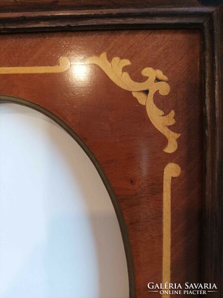 Wooden picture frame with marquetry