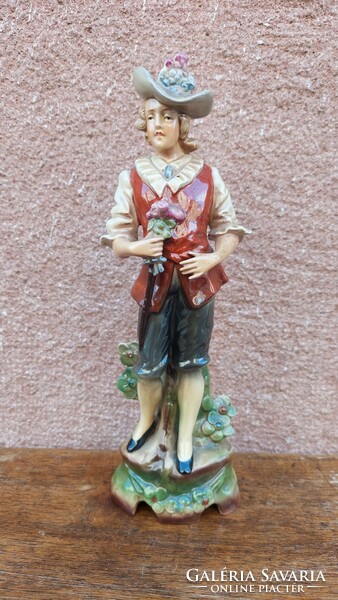 Régi Német porcelán kalapos fiú virággal szobor, 29 cm