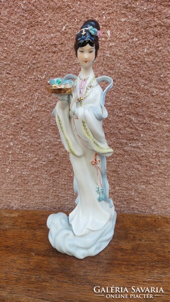 Oriental porcelain statue 28.5 cm