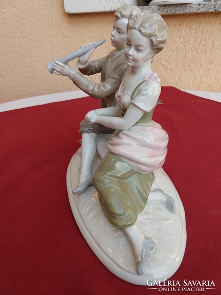Ifjú szerelmes pár furujával,,gyönyörű Német porcelán szobor,,Hibátlan,25x20cm,minimál ár nélkül..