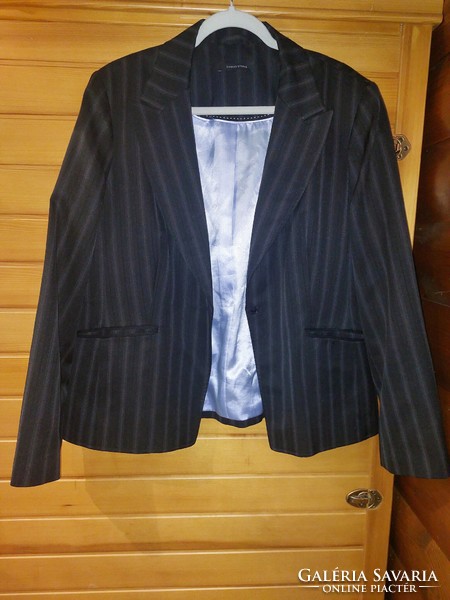 Dunnes stores striped jacket size 48. The button is broken, it needs to be replaced, I took a photo.