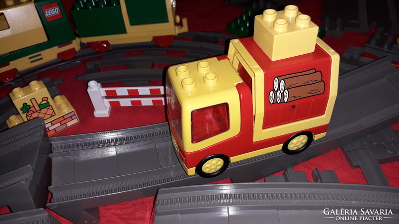LEGO® DUPLO elemes működő vonat játék komplett pályával szerelvénnyel autóval a képek szerint