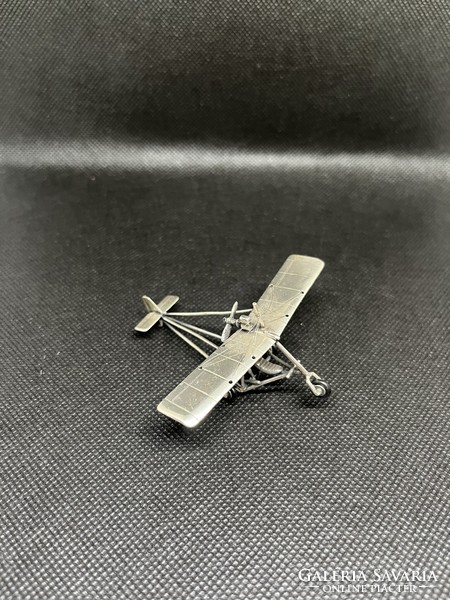 Ezüst miniatűr repülő