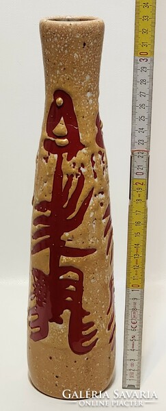 Iparművészeti, bordó absztrakt figurás, bézs mázas kerámia váza (3029)
