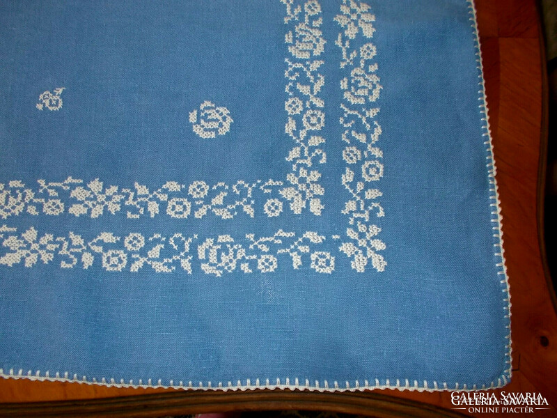 Beautiful hand-embroidered linen tablecloth. 120X70 cm