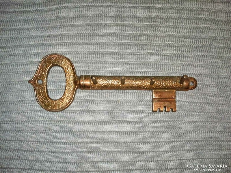 Kulcs formájú fém kulcstartó