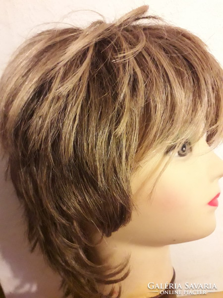 Normal price of original human highlights wig shampoo conditioner HUF 75,000. Volt! Novel