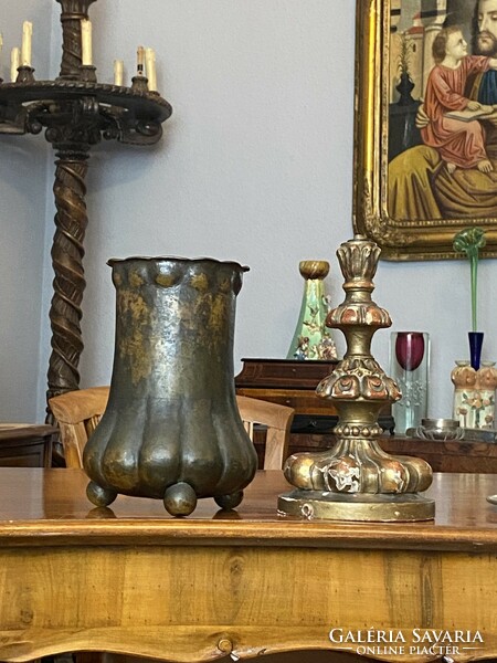 Antique copper vase on hammered ball feet, decorative item 21 cm