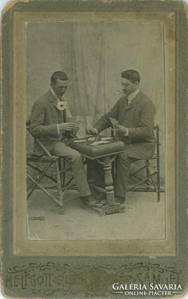 1900-as évek eleje – Kártyázó férfiak, egészalakos, műtermi fotója. Helfgott városligeti, fényképész