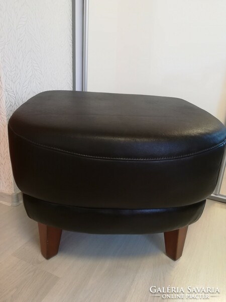 Gyönyörű, sötét barna színű relax puff, lábtartó, ülőke 4 db fából készült lábbal. Mérete :44*54*60