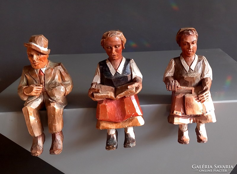 Ülő pici  faragott figurák dekorációs célra ALKUDHATÓ
