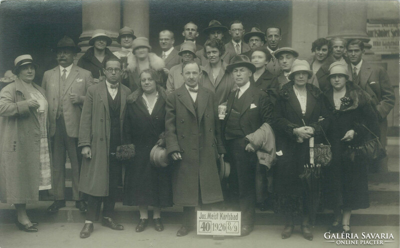 1926 – Karlsbad. Nyaraló túristák csoportja. Fekete-fehér fotólap, képeslap.