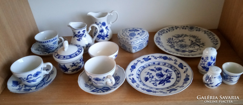 13 pieces of porcelain with onion pattern xx