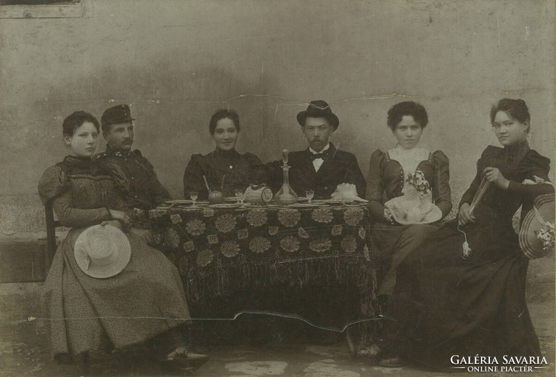 1900-as évek eleje. Fiatal férfiak és nők asztal körül ülve. Wilhelm Herter, fényképészeti műterem,