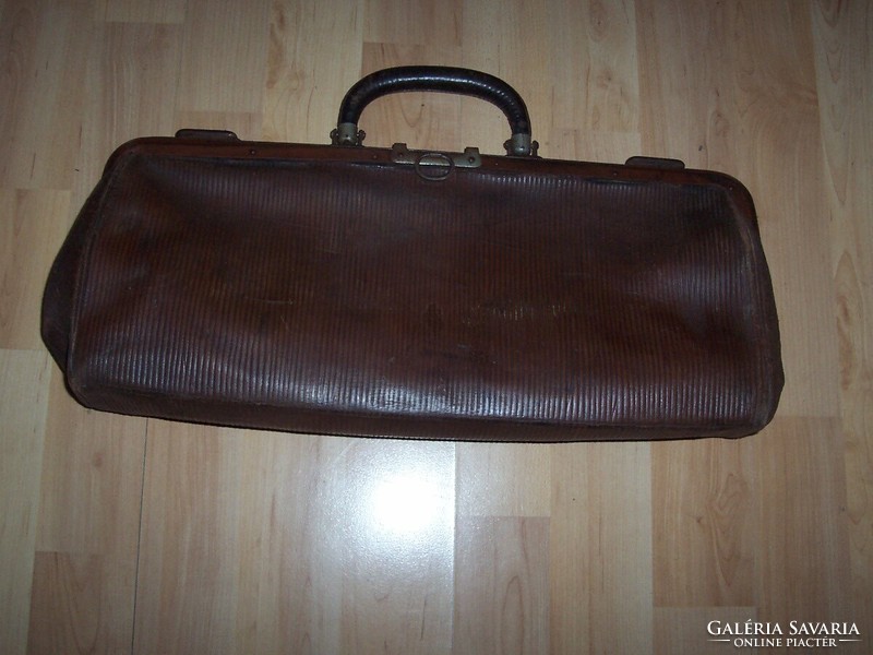 Antique doctor's bag in mint condition