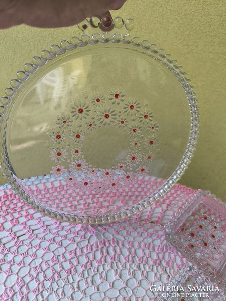 Glass serving and offering for sale! Placemat set with a beautiful daisy pattern for sale!