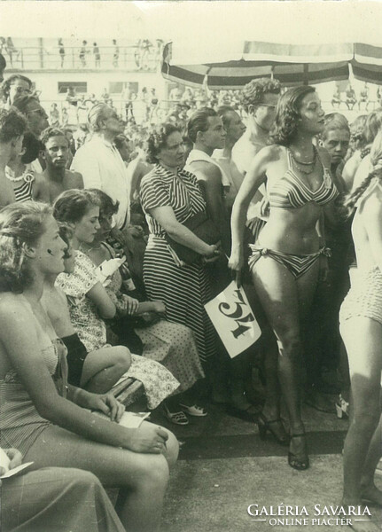 1950-es évek. Németország. Szépségverseny, középen a 34-es versenyzővel. A kép készítője ismeretlen.