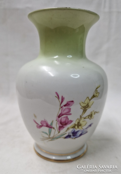 Hollóházi virágmintás halvány zöld nyakú szépen aranyozott hibátlan állapotú porcelán váza 15,5 cm.