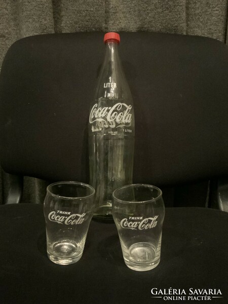 Coca Cola 1L üveg, 2 db Coca Cola pohárral