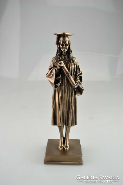 Graduate woman statue (54002)